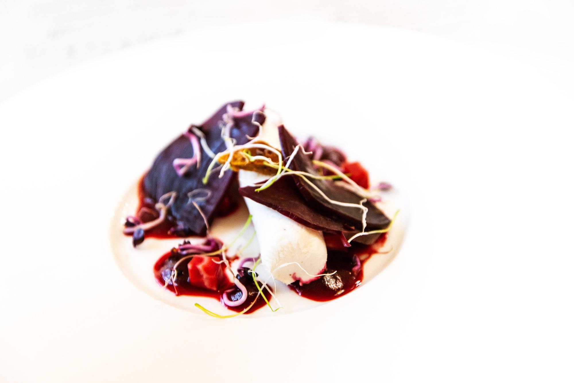 Plating with delicate sauce strokes